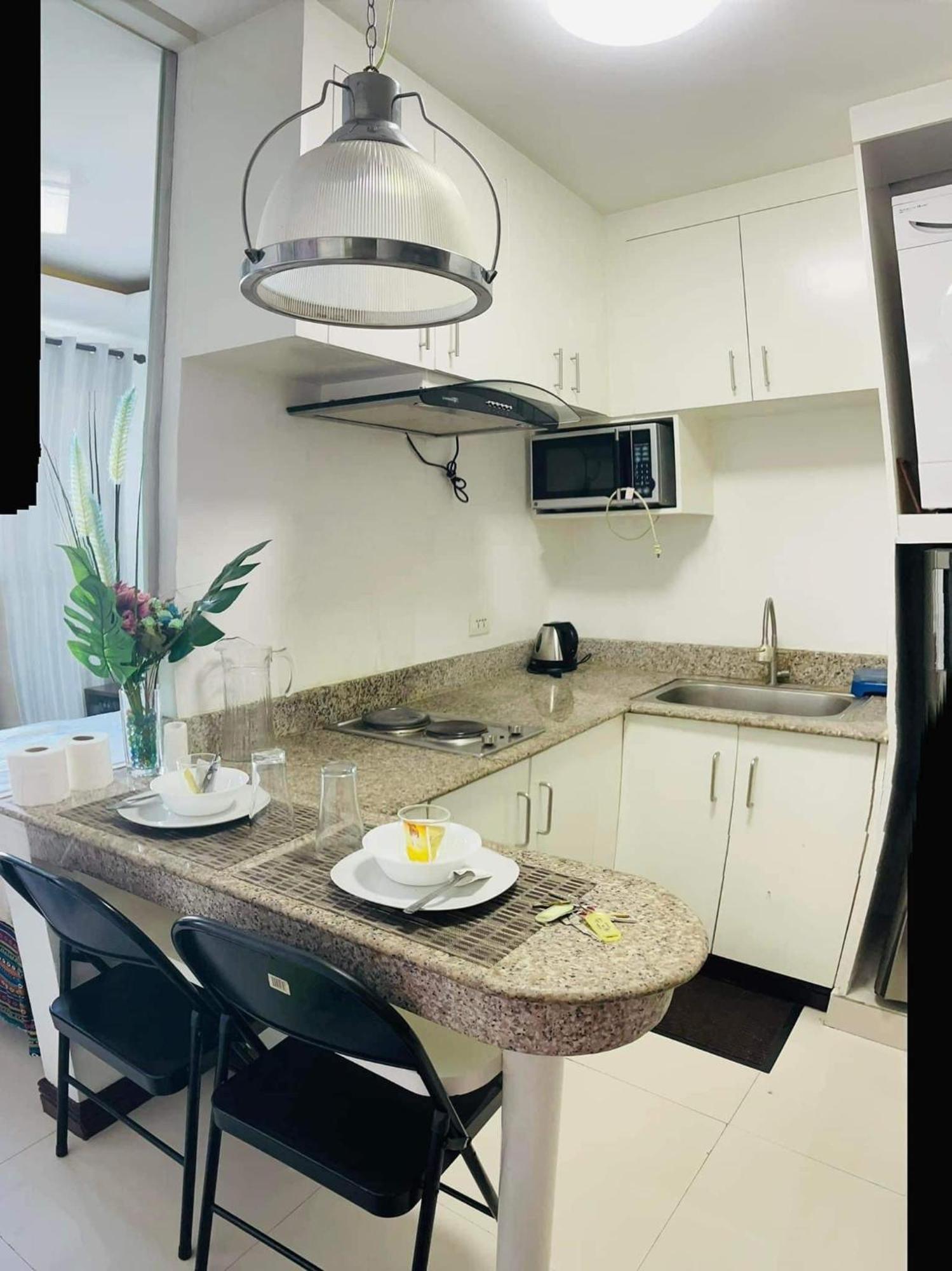 Birch Tower Malate Suites Manila Esterno foto