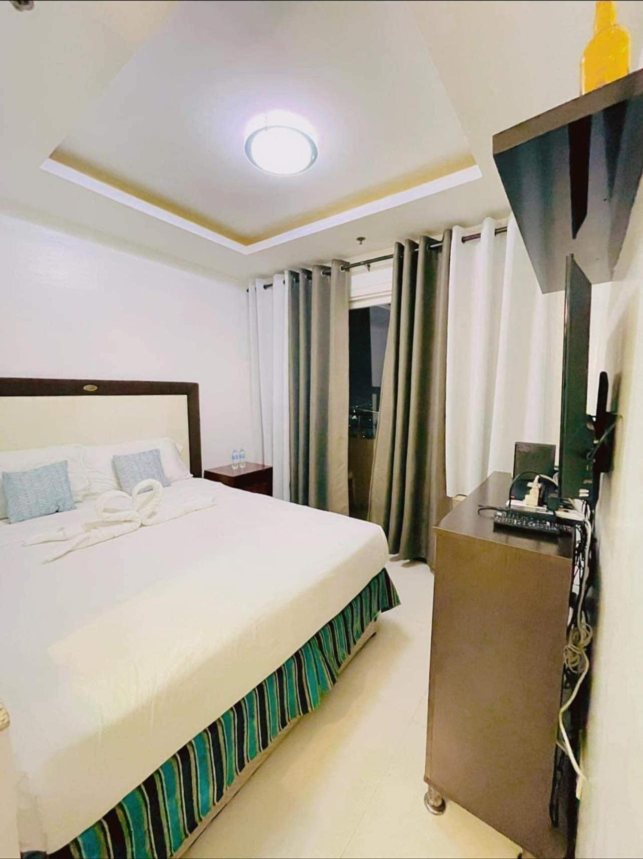 Birch Tower Malate Suites Manila Esterno foto